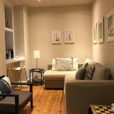 Apartment Cosy And Renewed T2 In Campolide - 1d *